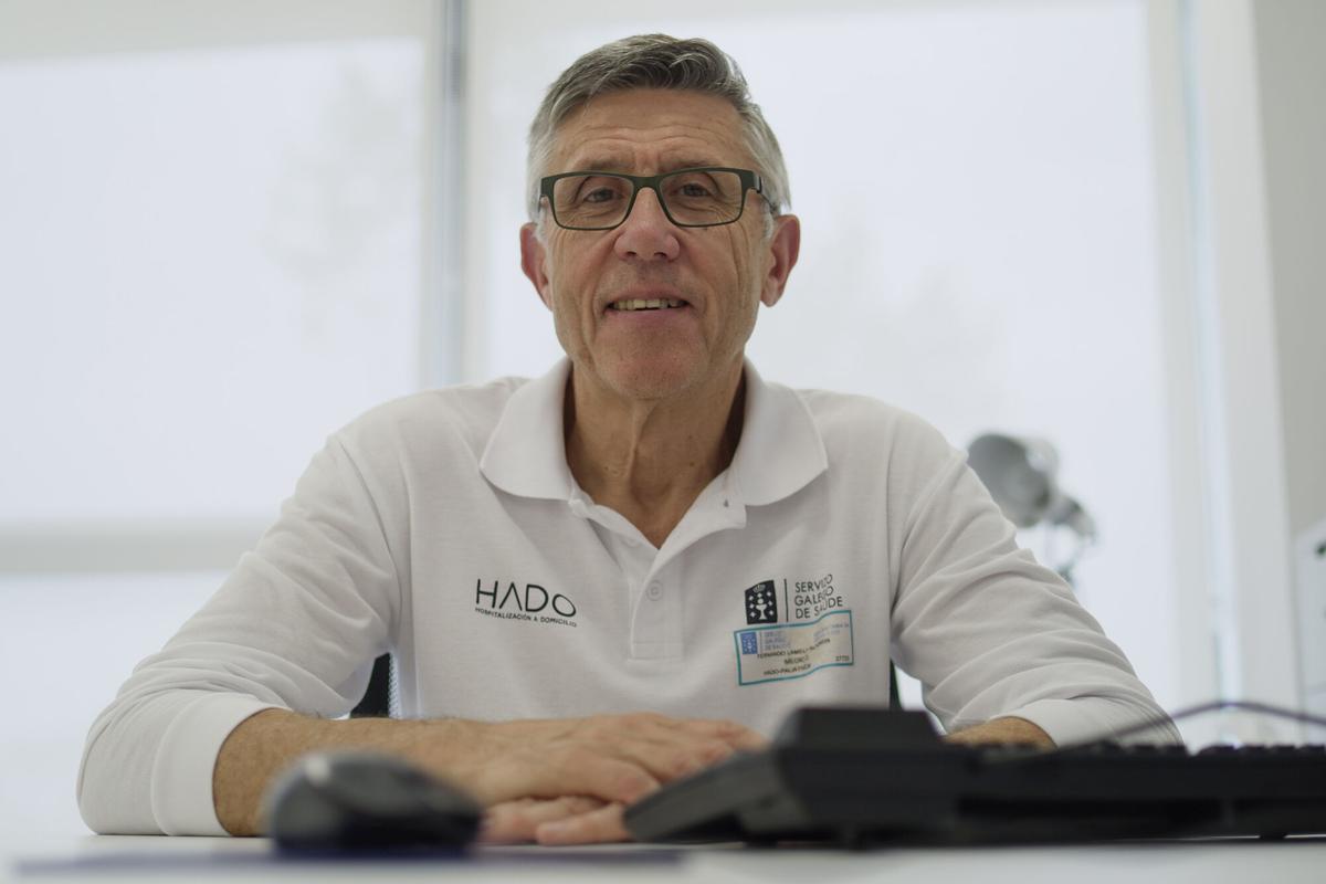 El doctor Fernando Lamelo, en el Hospital de Oza (Chuac), en A Coruña.
