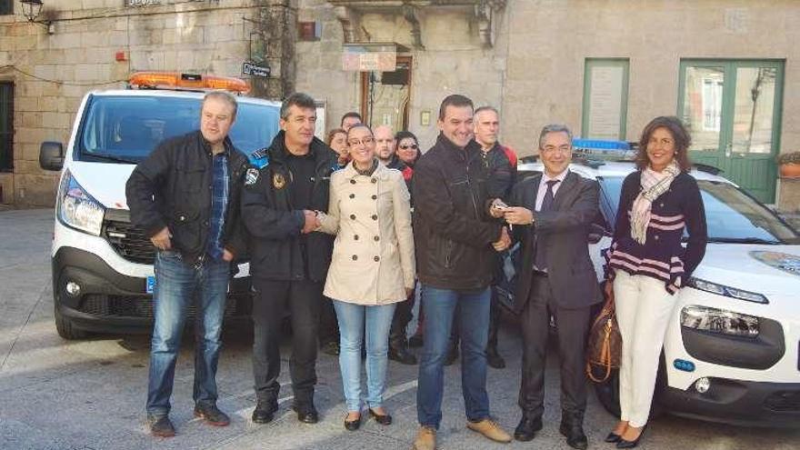 Luis Menor entrega las llaves del coche al alcalde. // J. Regal