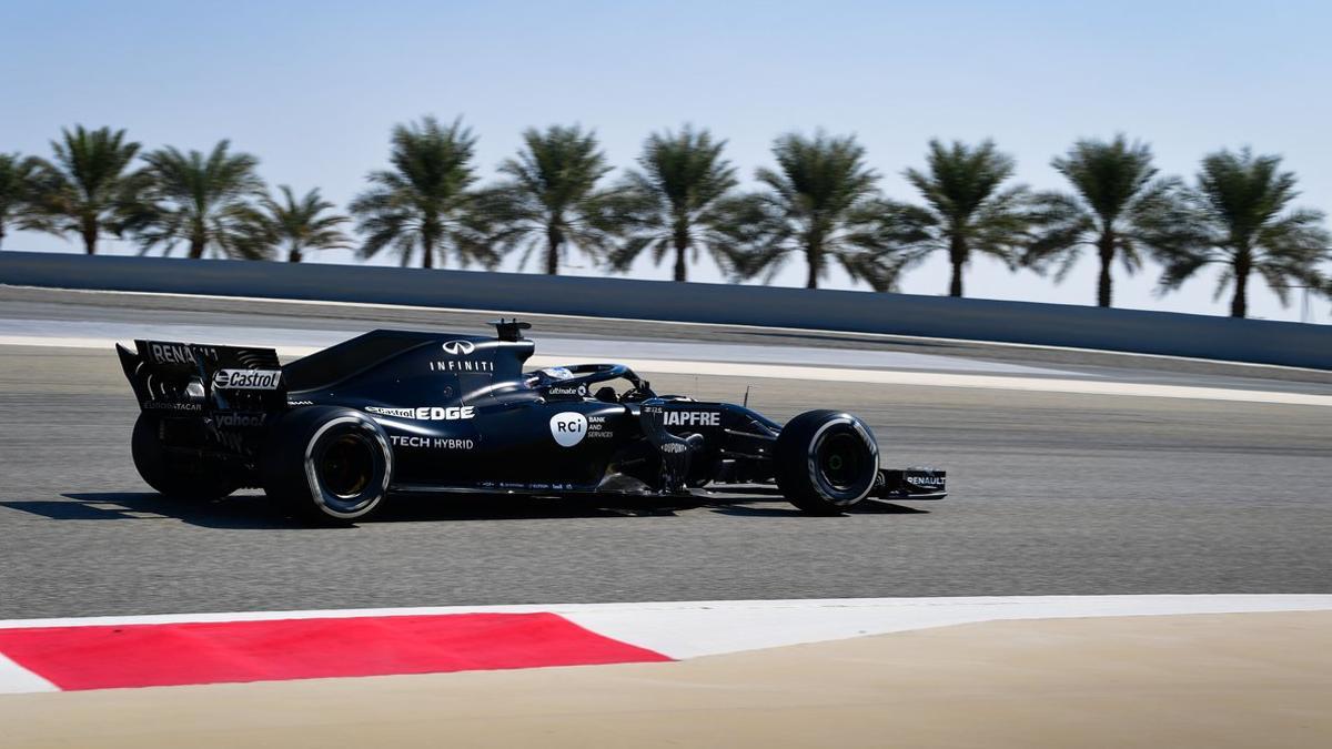 Alonso, con el RS18 en la pista de Sakhir