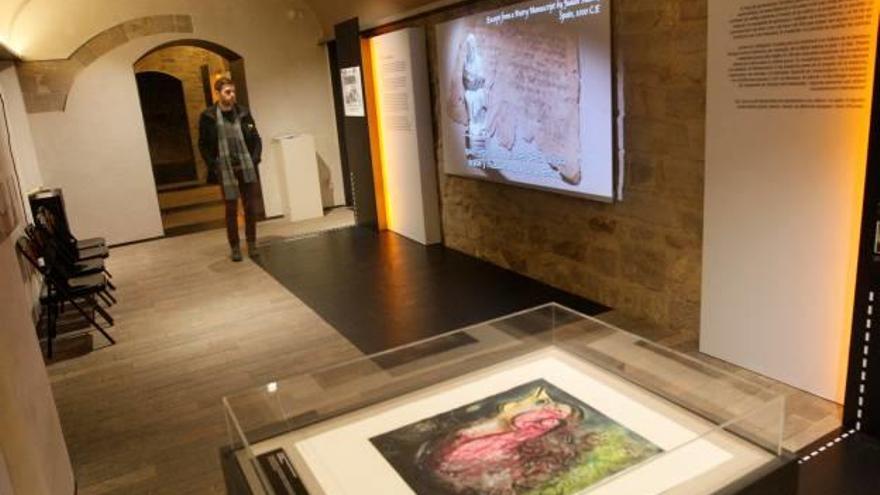 Una persona a la sala on s&#039;exposa la litografia de Marc Chagall i altres documents de l&#039;exposició.