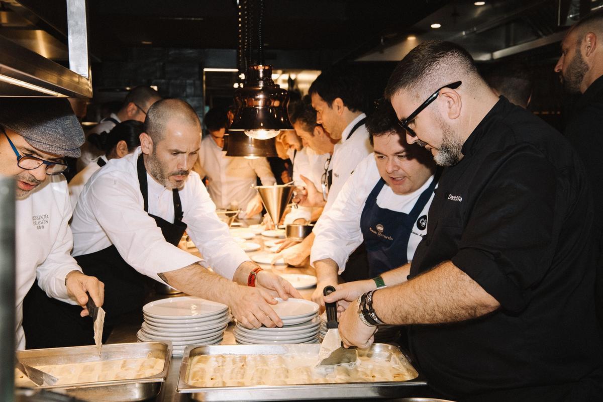 Los chefs prepararon un menú especial con 16 pases en Puente Romano.