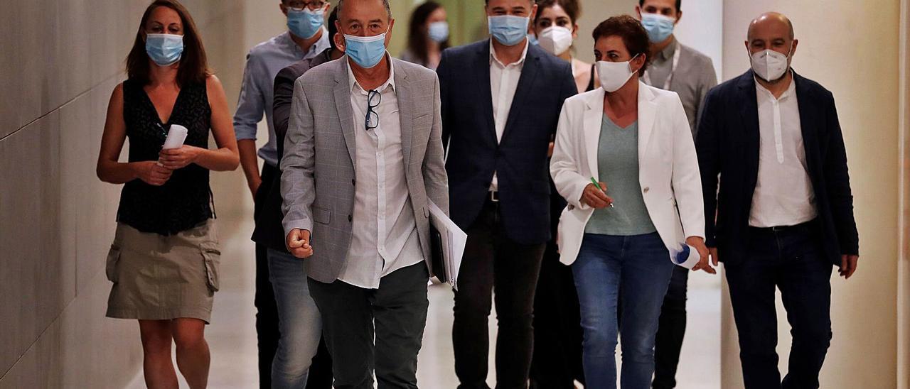 Joan Baldoví, en el centro, junto a Gabriel Rufián (ERC); Íñigo Errejón (Más País), Mertxe Aizpurúa (Bildu) o Néstor Rego (BNG). | EFE/CHEMA MOYA