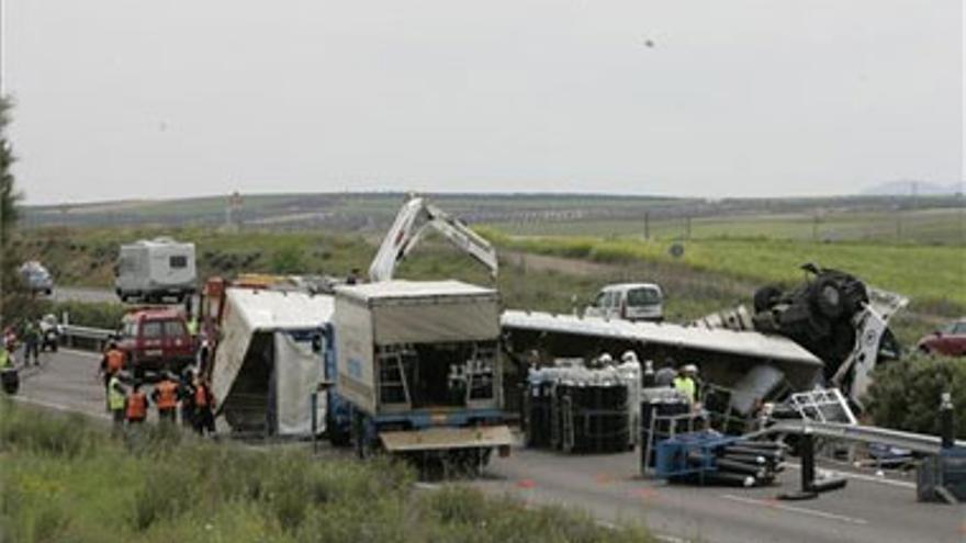 Un camión cargado con mercancías peligrosas vuelca en la autovía A-5