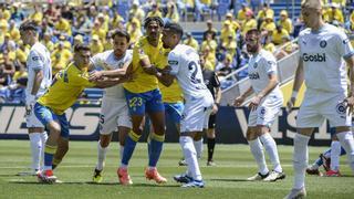 La UD Las Palmas estira su calvario en una tarde de pesadilla y con tres penaltis