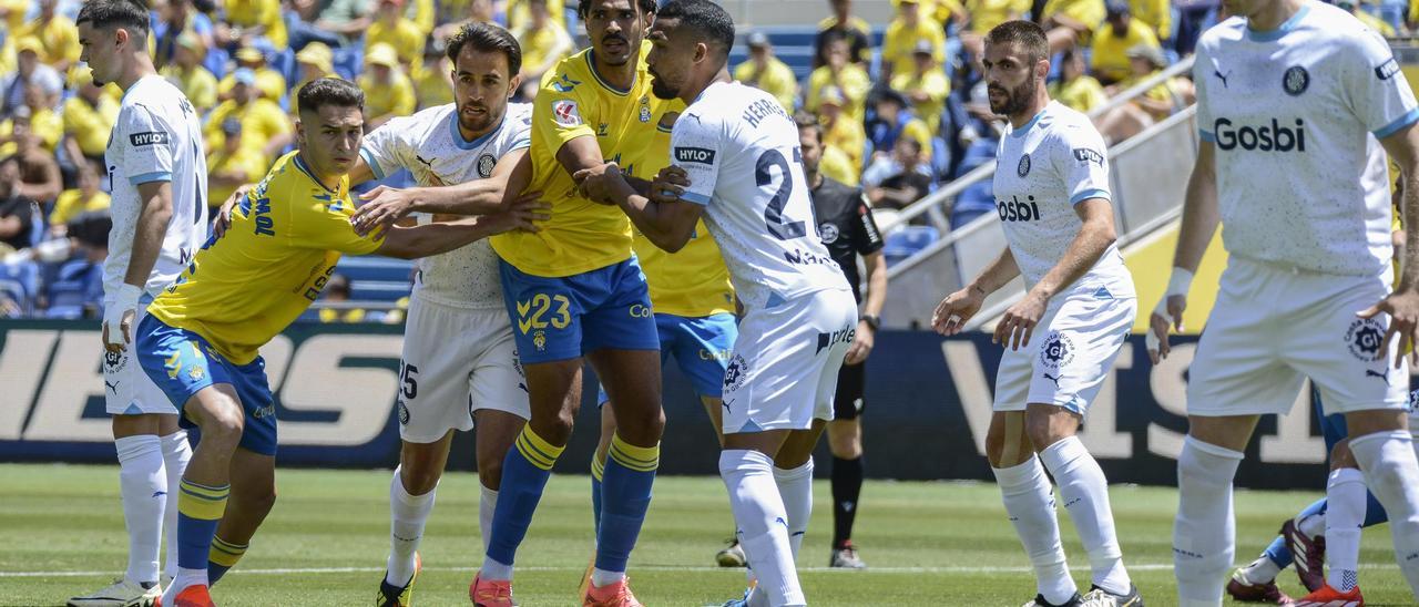 La UD Las Palmas estira su calvario en una tarde de pesadilla y con tres penaltis