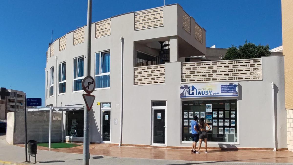 Vecinos de Canet luchan por salvar su piscina y evitar el derribo tras varias sentencias