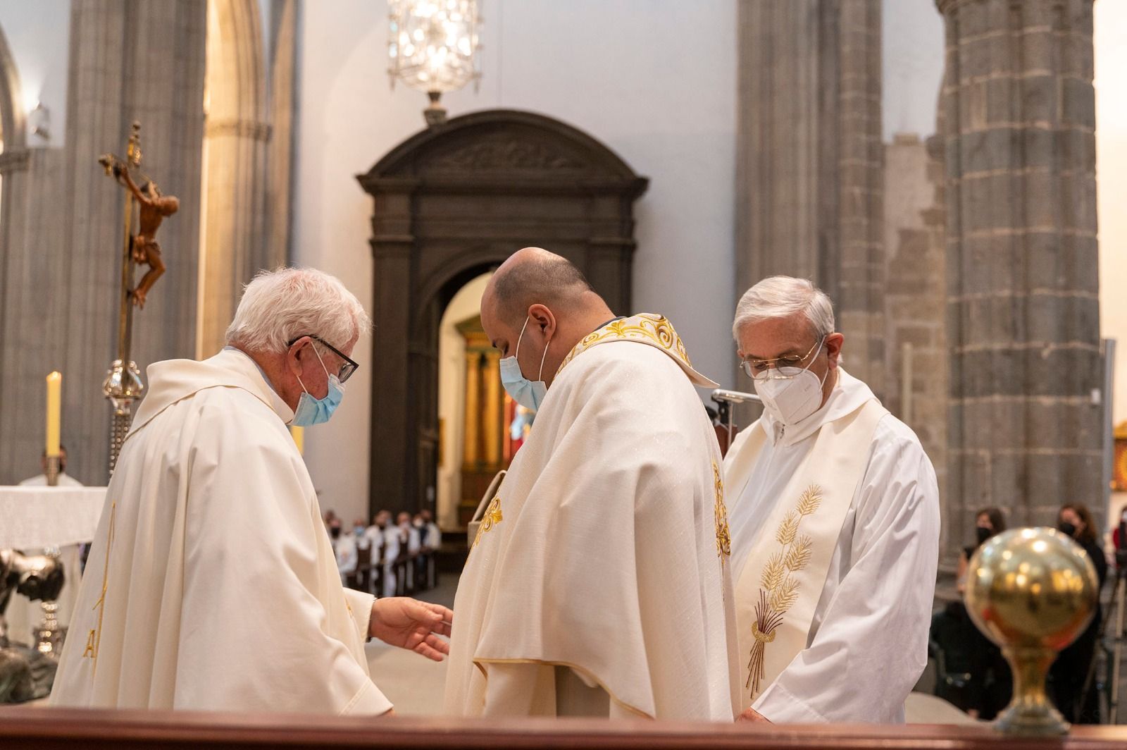 José Mazuelos ofició ayer sus primeras ordenaciones en  la catedral de Santa Ana