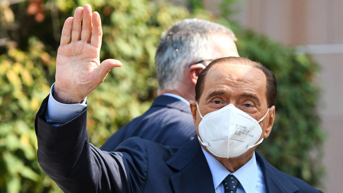 (FILES) In this file photo taken on September 14, 2020, former Italian prime minister Silvio Berlusconi waves as he leaves the San Raffaele Hospital in Milan after he tested posititive for coronavirus and was hospitalized since September 3. - Former Italian premier Silvio Berlusconi was released from hospital on May 15, 2021, after being admitted earlier in the week for complications linked to a coronavirus infection last year. The 84-year-old, who has been in and out of hospital in recent weeks, managed to exit Milan's San Raffaele hospital while evading a throng of photographers and TV cameras awaiting his release outside one of the central doors. (Photo by Piero CRUCIATTI / AFP)