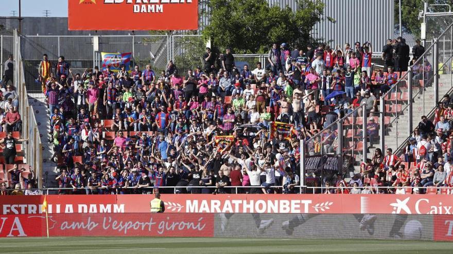 Aficionados del Levante en la grada visitante de Montilivi.