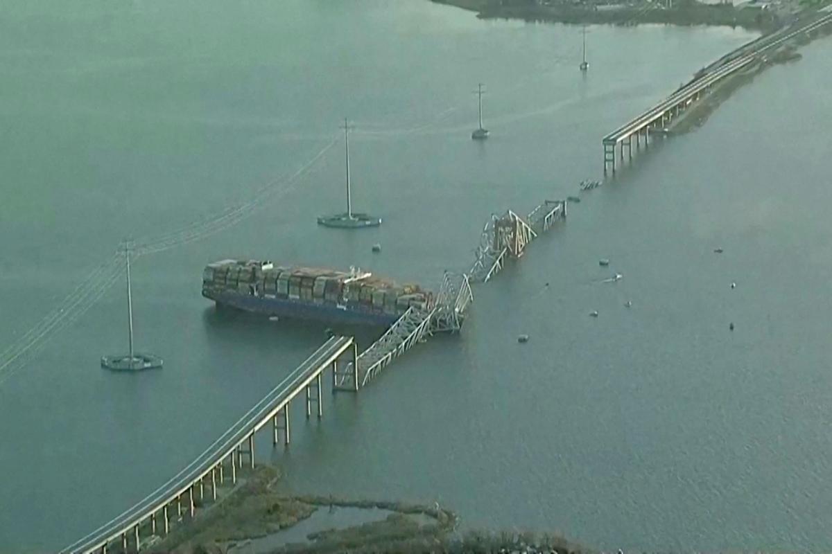 Un barco carguero  impacta contra el puente Francis Scott Key en Baltimore