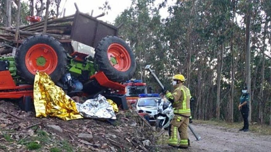 El tractor en el lugar del accidente con bomberos y Guardia Civil.