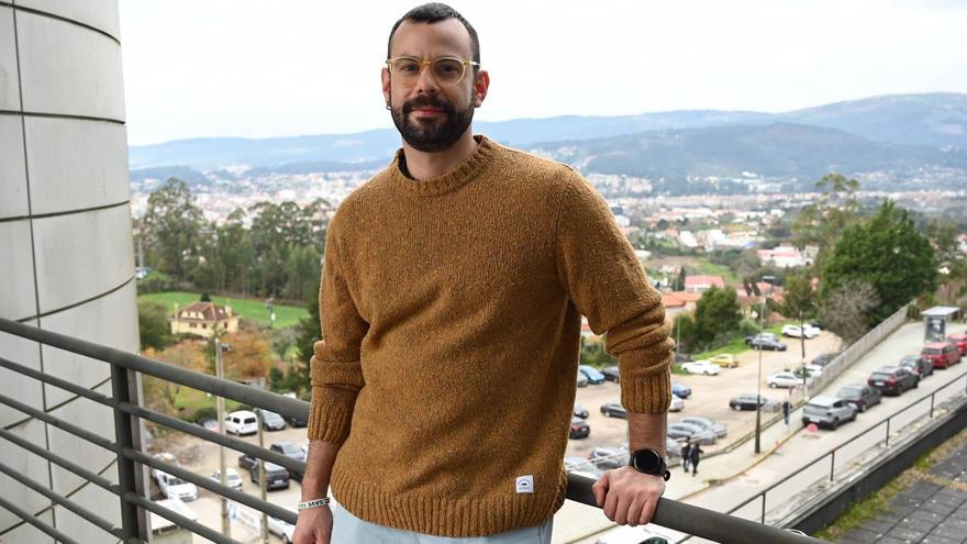 El médico Hadrián Pernas Pardavila, en un balcón del Hospital Montecelo de Pontevedra.