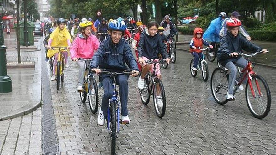 Un grupo de ciclistas a su paso por la Plaza de Compostela.