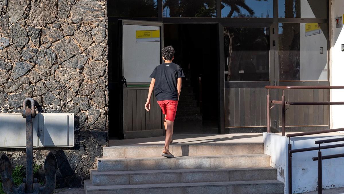 Un joven accediendo a un centro de menores en Lanzarote.