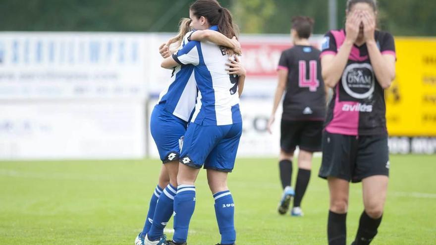 La avilesina Iciar se lamenta tras uno de los goles de las coruñesas, que lo celebran detrás.