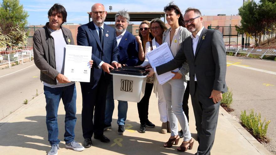 Els membres de JxCat a les portes de Lledoners amb l&#039;urna de l&#039;1-O