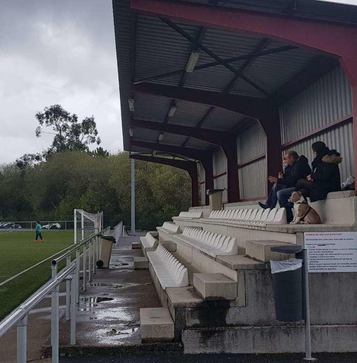 Los usuarios del campo de fútbol de As Lampáns denuncian su "deficiente estado"
