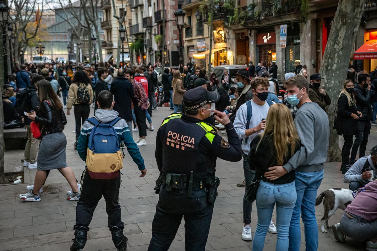 La policia desallotja el Born i el Macba pels botellons