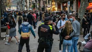 La policia desallotja el Born i el Macba pels botellons