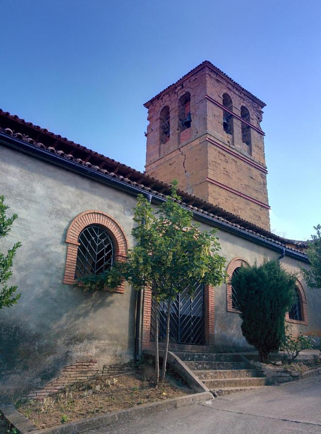 Vista del campanario de la iglesia de San Clemente, en Escobar de Campos.