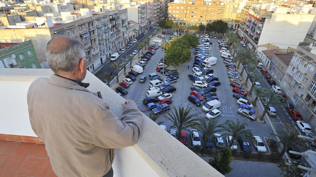 Un hombre observa el solar de J&#039;hayton donde el alcalde quiere ubicar el futuro Palacio de Congresos