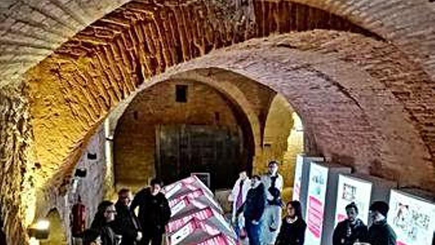 Participantes en la visita escuchan con atención la explicación sobre la bodega de la Cámara Agraria.