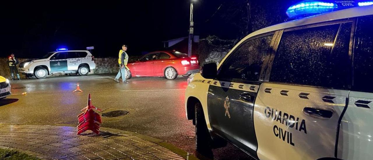 Agentes de la Guardia Civil, ayer por la noche, durante un control en Castiello.