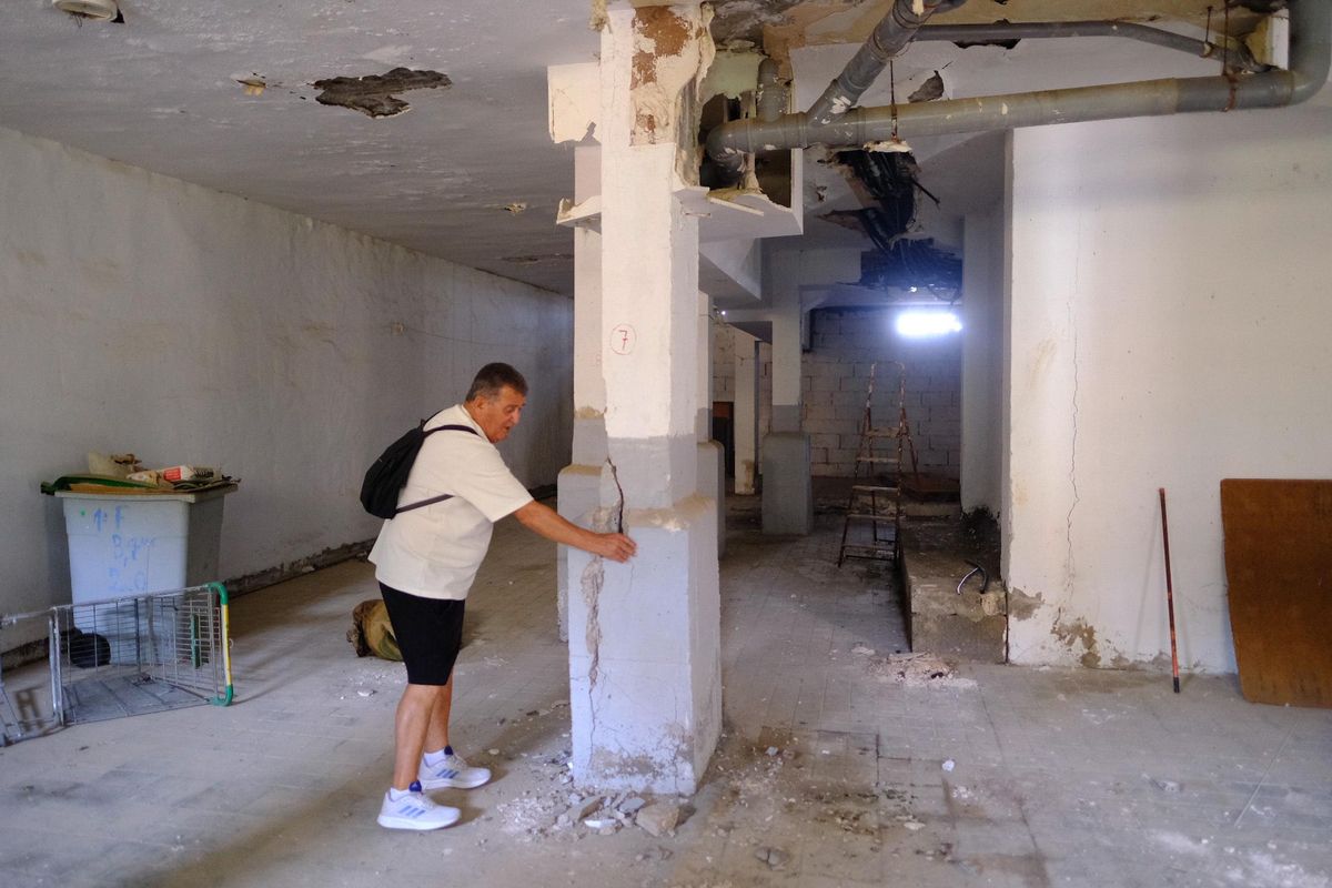 El vecino Manuel Cana señala los daños en una columna.