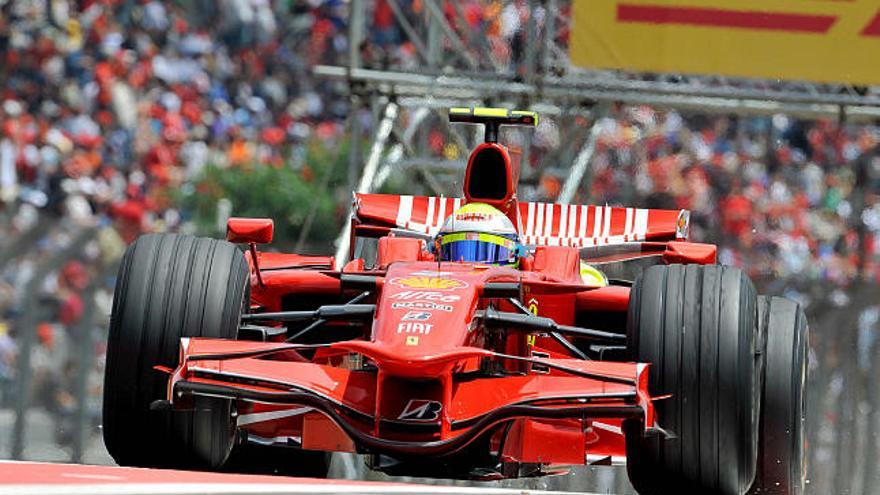 El piloto brasileño de Formula Uno Felipe Massa, de la escudería Ferrari, durante la tercera sesión de entrenamientos libres del Gran Premio de Brasil, última carrera del certamen, en el circuito de carreras de Interlagos, en Sao Paulo, hoy sábado 1 de noviembre. EFE/Gero Breloer