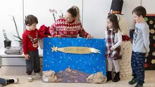 Pequeños de Sant Antoni llevan la alegría de la Navidad a los ingresados en el hospital de Ibiza