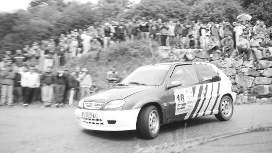 Alberto Álvarez, con su Citroën Saxo, durante la disputa del Rally Sprint de San Martín.