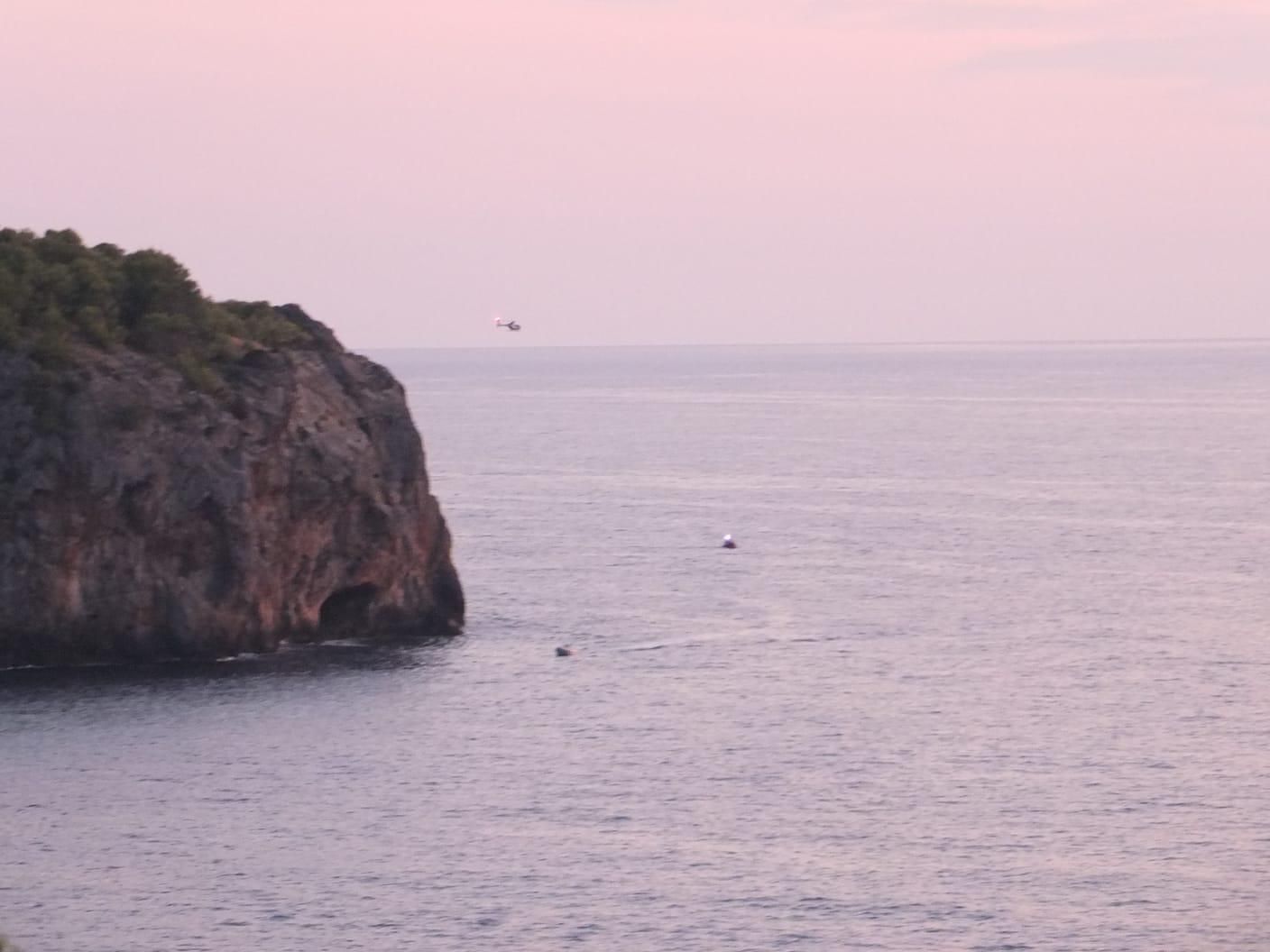 FOTOS | Una avioneta se precipita al mar en el Port de Sóller