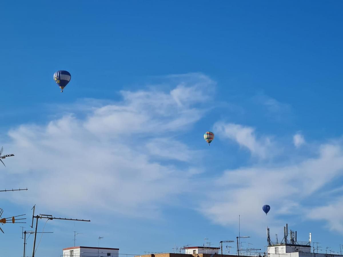 Los Reyes Magos surcan en globo el cielo de Córdoba