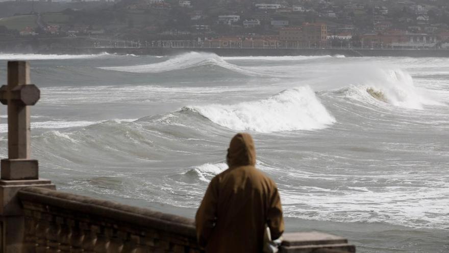 Imagen de oleaje en Gijón.