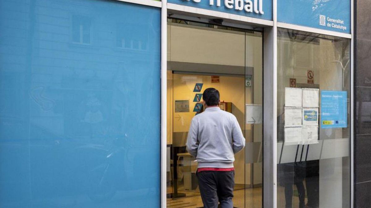 Entrada d’una oficina del Sepe a la ciutat de Barcelona, el març de l’any passat. | FERRAN NADEU