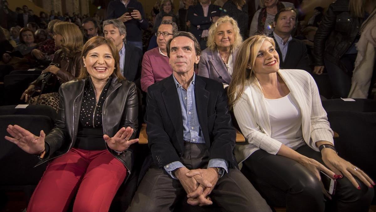 Aznar, junto a la presidenta del PP valenciano, Isabel Bonig (a la izquierda), este miércoles, en València.