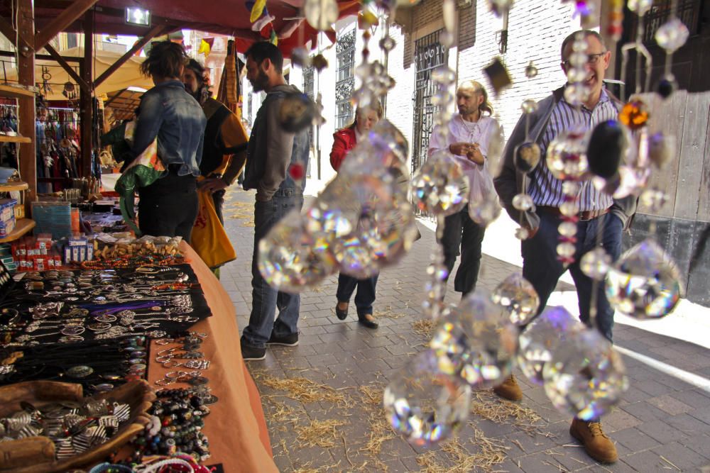 Numerosas personas visitan la Feria de San Isidro para conocer la oferta de los 300 expositores y disfrutar de los actos culturales