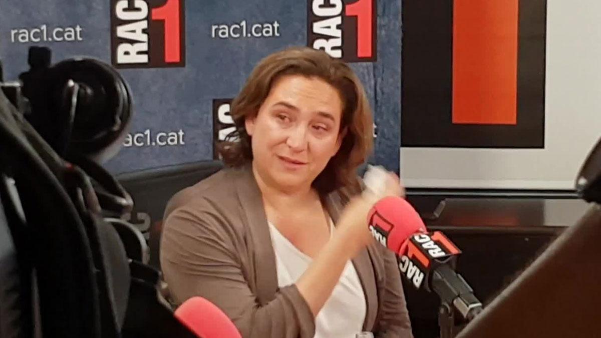 Colau se emociona durante una entrevista en la radio (RAC1).