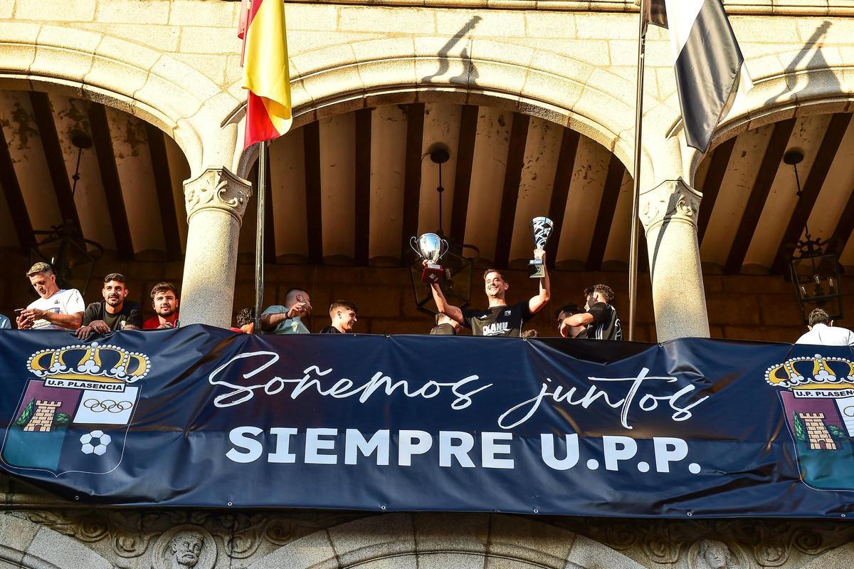 Fotogalería | Así ha sido el recibimiento en el Ayuntamiento de Plasencia de la UPP para celebrar su ascenso
