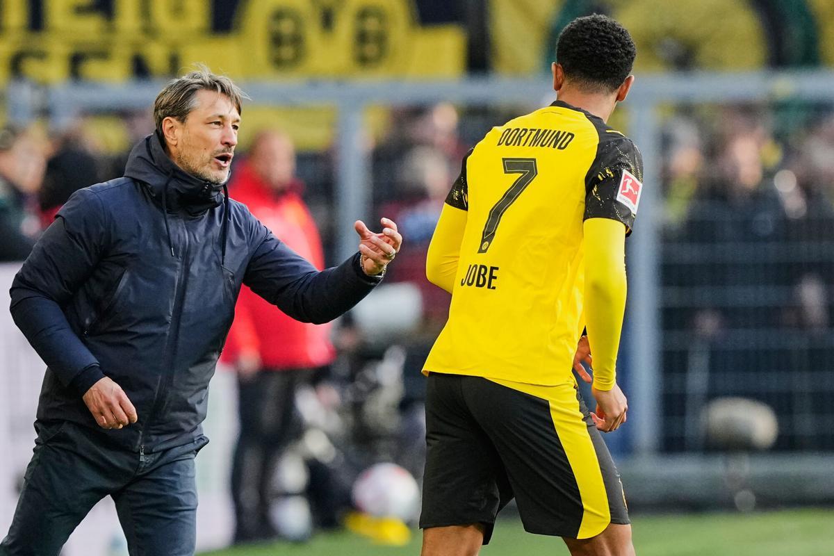 Dortmund's head coach Nico Kovac, left, talks to player Jobe Bellingham during the German Bundesliga soccer match between Borussia Dortmund and RB Leipzig in Dortmund, Germany, Saturday, Oct. 4, 2025. (AP Photo/Martin Meissner)