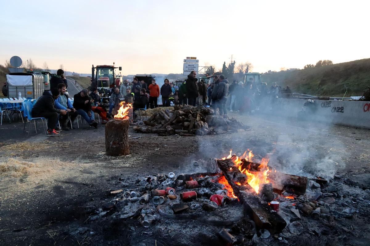 Els pagesos al tall de la C-16 van fer fogueres per escalfar-se