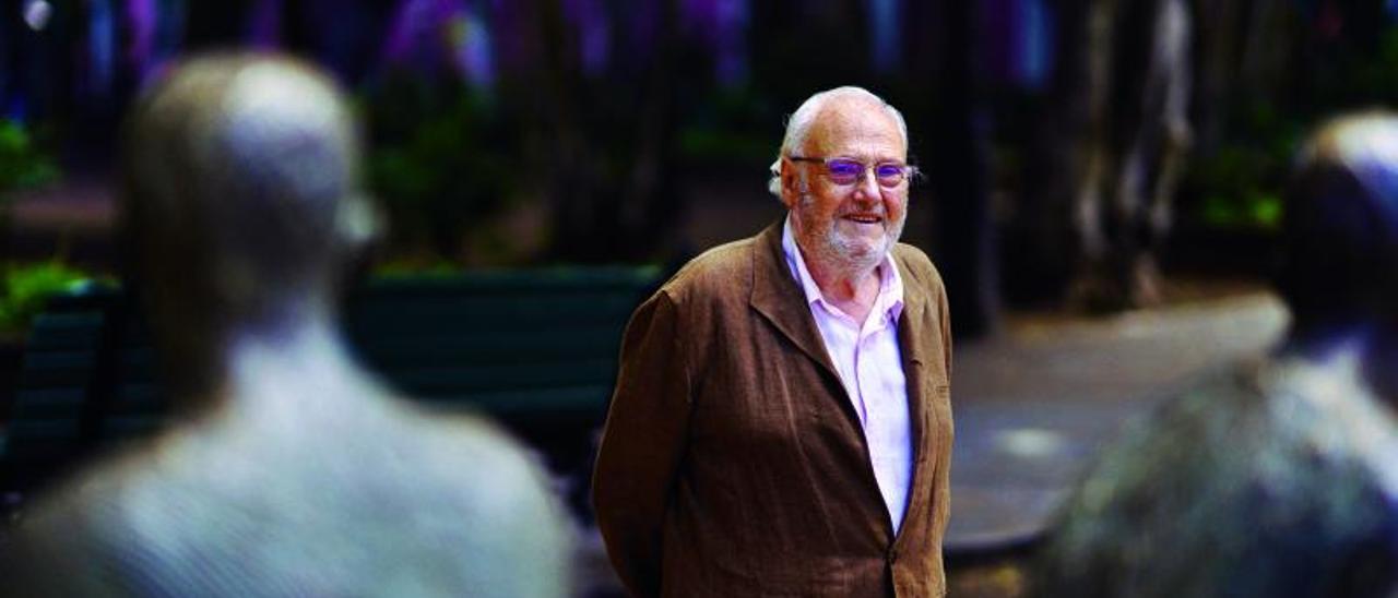 Fremiot Hernández, catedrático de Filología Clásica de la Universidad de La Laguna, en la plaza del Príncipe de Santa Cruz de Tenerife.