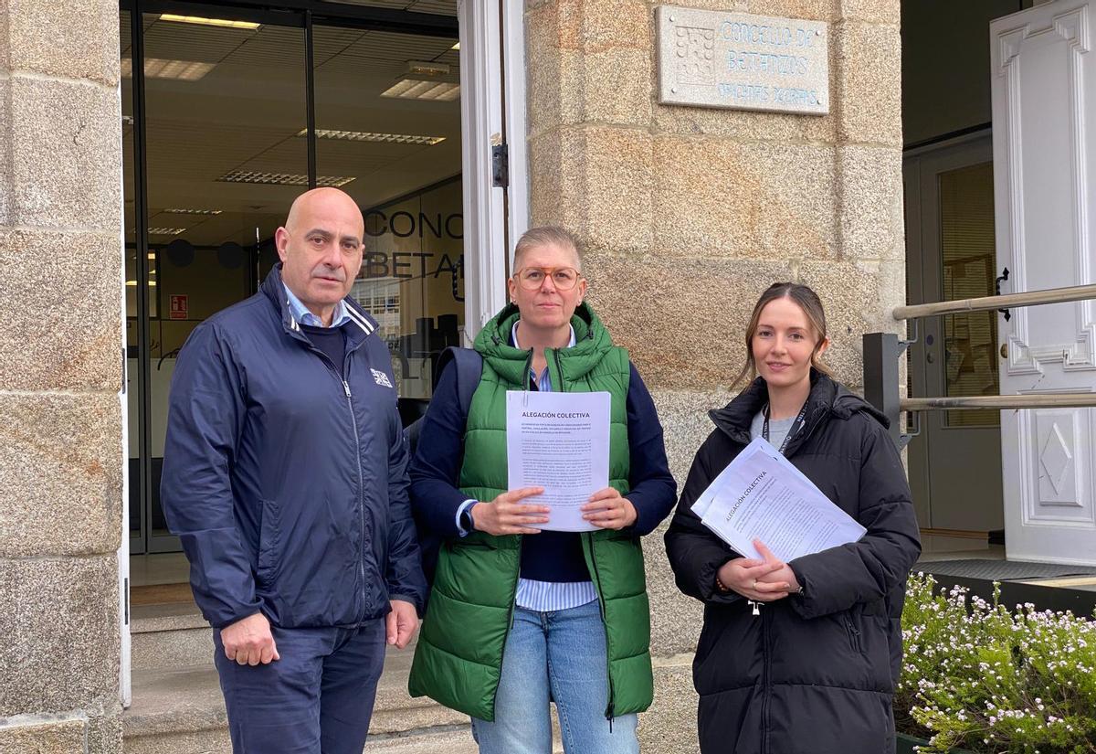 Cecilia Vázquez, en el centro, con dos concejales del PP antes de presentar las alegaciones en el Concello.