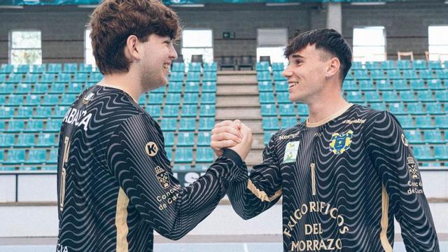 Mateo Pallas (izquierda) y Javi Fernández (derecha), ayer, en el pabellón de O Gatañal tras confirmarse su nuevo rol en Asobal. |  // RÓBER PASTORIZA