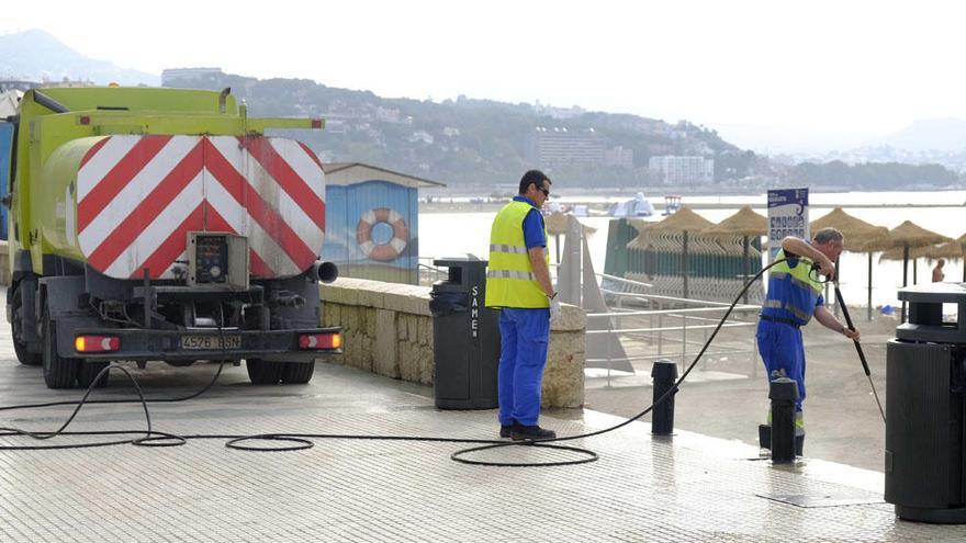 Operarios de Limasa trabajando en la limpieza de playas.