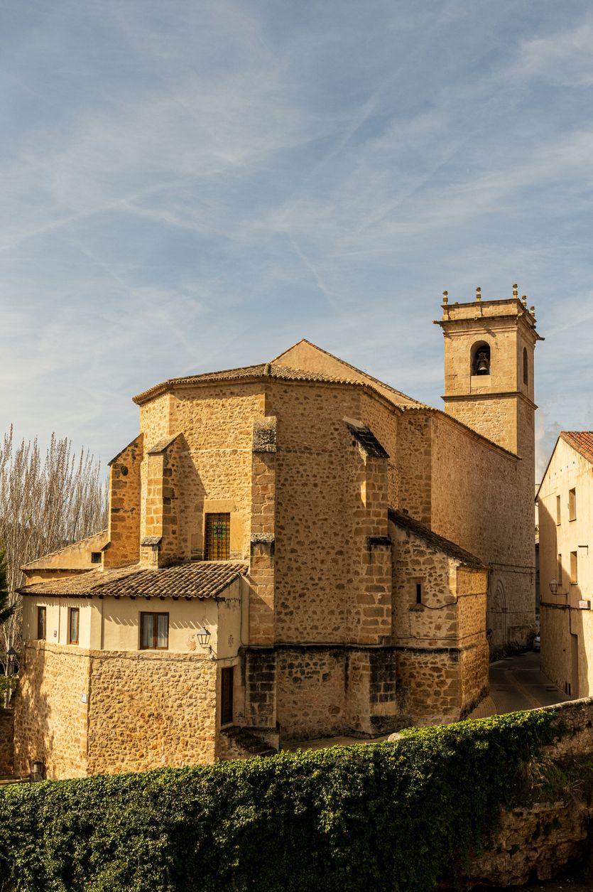 La Parroquia de Nuestra Señora de la Asunción, en el centro del pueblo, se construyó con grandes sillares de piedra arenisca