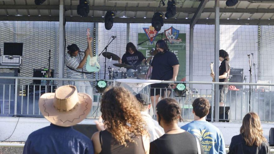 Ceares sube el telón de sus fiestas con mucha música | MARCOS LEÓN