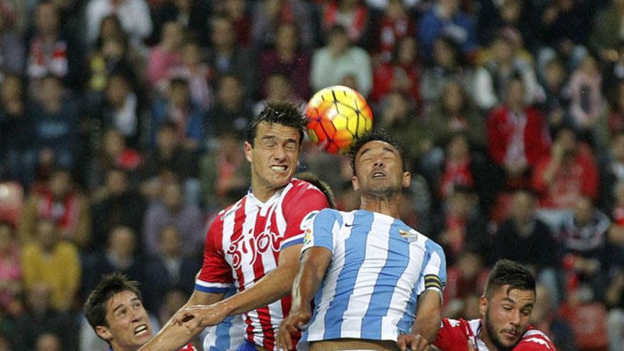 Pablo Pérez y Weligton saltan para rematar un balón de cabeza. El brasileño disputó su partido 193 con el Málaga en Primera, igualando a Gámez.