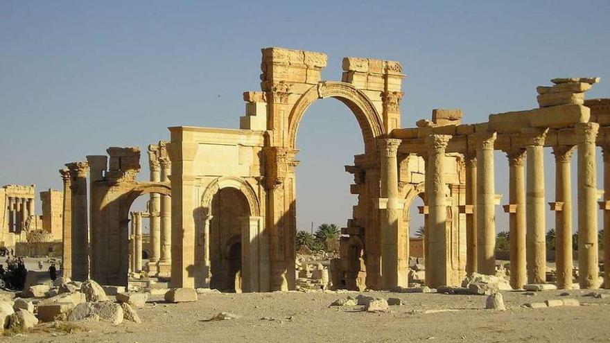 Ruinas monumentales en la ciudad siria de Palmira, amenazada por un asalto del Estado Islámico.