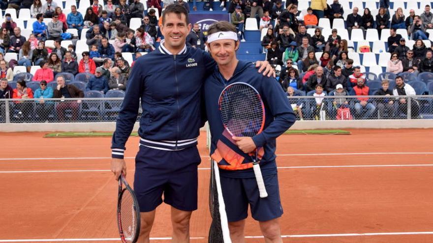 Guillermo García López y Juan Carlos Ferrero, antes de su exhibición en la Academia Equelite en Villena